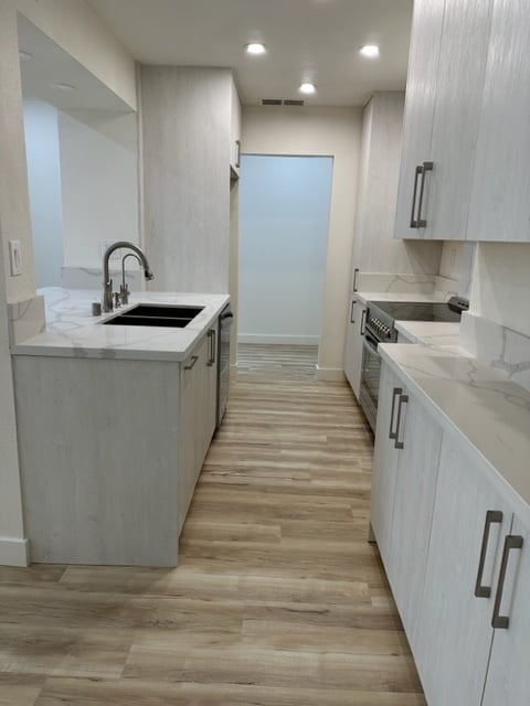 Building Photo - 14115 Moorpark St