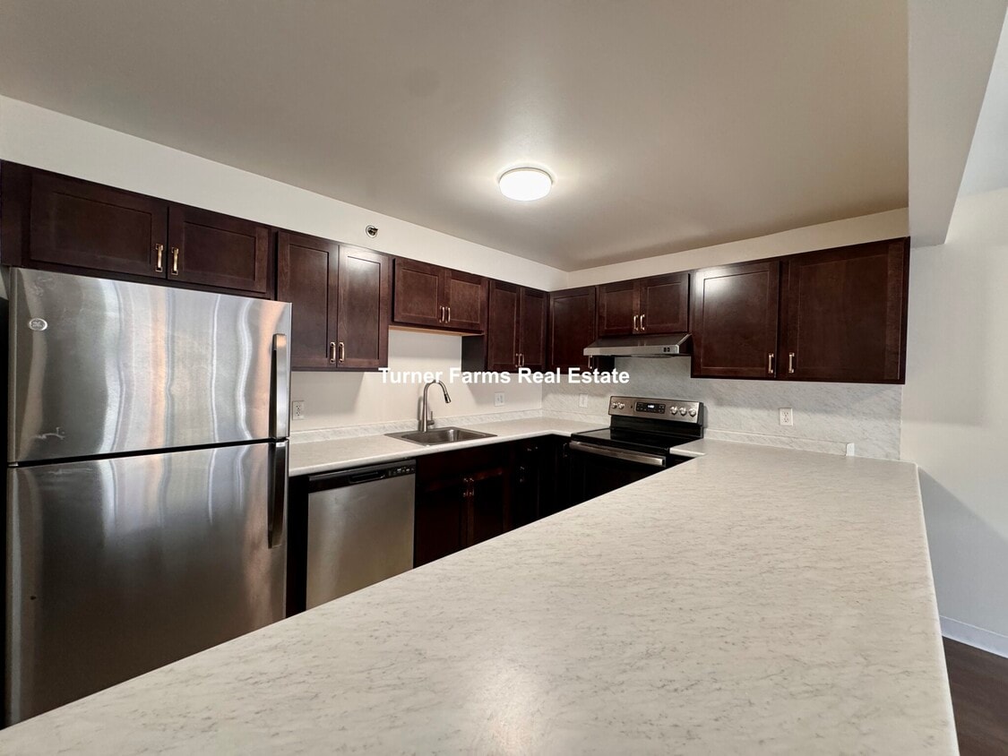 Primary Photo - 693 Parker St