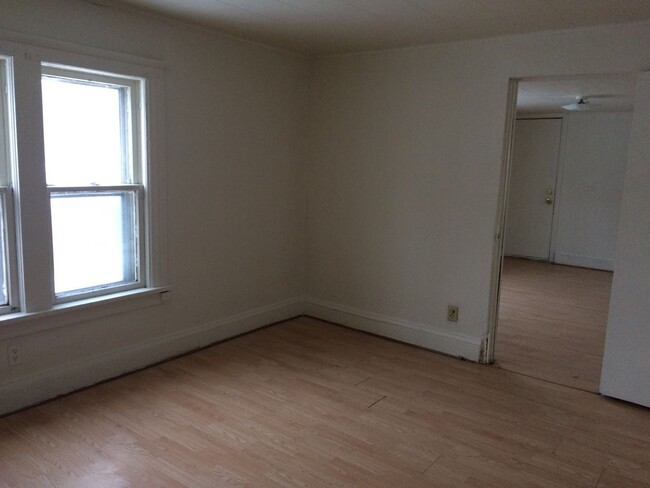 Building Photo - 2 br, 1 bath House - 365 N. Cooper St.