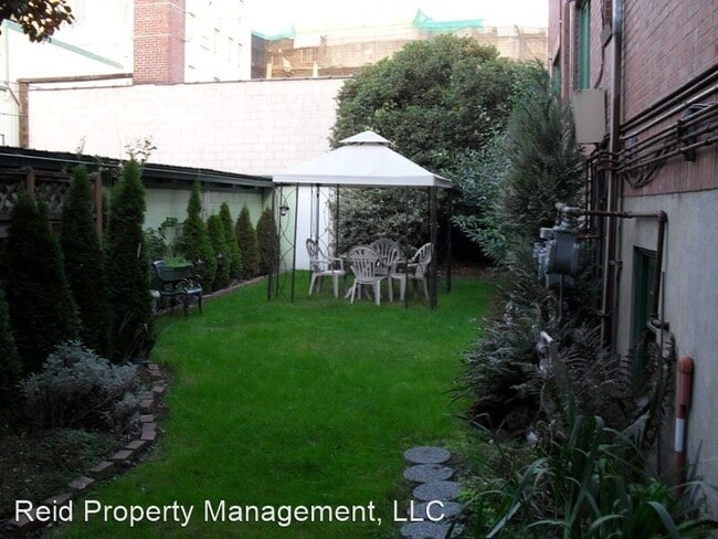 Building Photo - 256 Burwell St