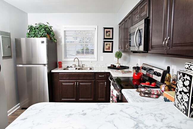 Foto del edificio - Haw Creek Mews Apartments and Townhomes