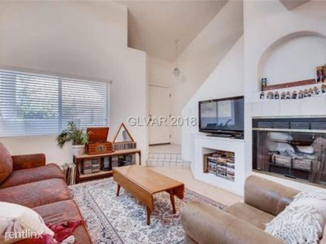 Building Photo - 2 br, 2 bath Townhome - 8032 Desire Ave