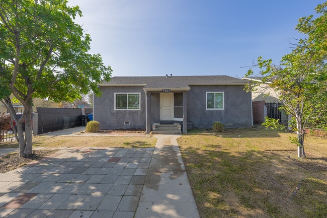 Foto del edificio - 7503 Camellia Ave