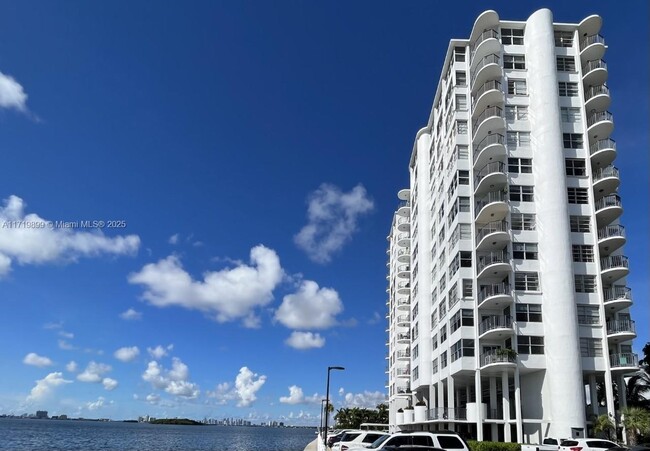 Foto del edificio - 11930 N Bayshore Dr