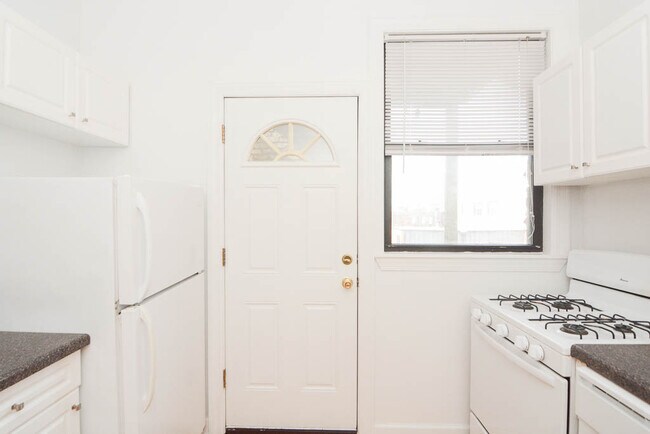 Foto del edificio - 3728 N Pine Grove Ave