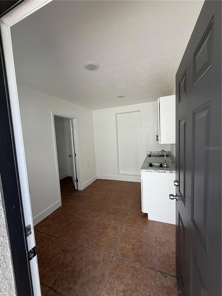 Building Photo - 1702 W Dempsey Ave