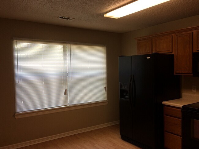 Building Photo - MUST SEE CHARMING HOME!