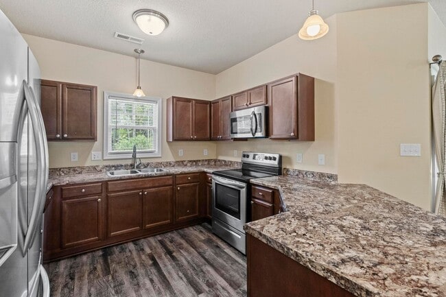 Building Photo - Holly Ridge Townhouse For Rent!