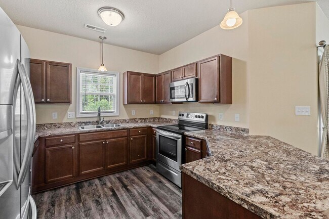 Foto del edificio - Holly Ridge Townhouse For Rent!