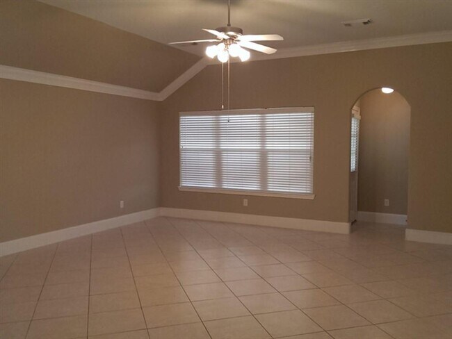 Foto del edificio - 15831 Collinsville Dr
