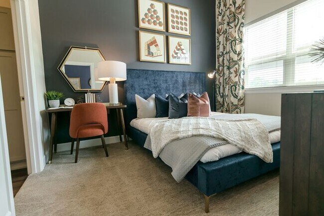 Building Photo - Two Bedroom Available Now!! Move In today!