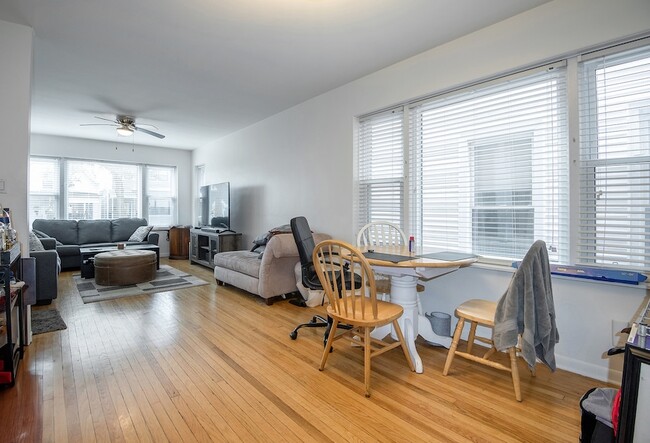 Foto del edificio - 3834 N Hermitage Ave