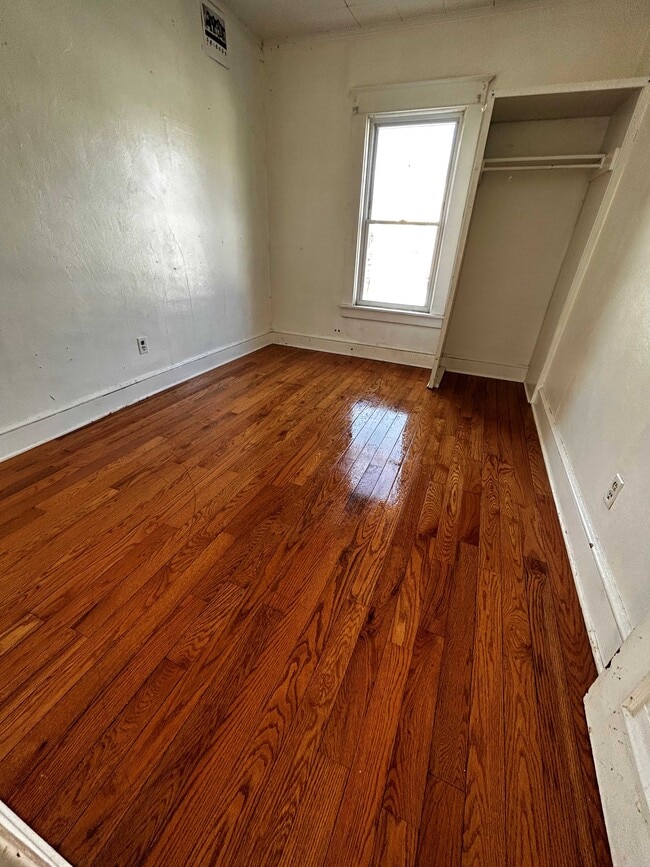 Bedroom # 1 - 32-2 Montcalm St