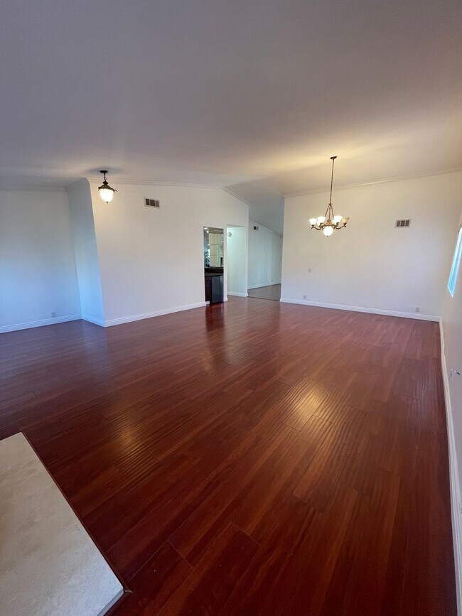 Building Photo - Beautiful 3 Bedroom, 2 Bathroom House w/ a Pool For Rent in Mission Viejo!