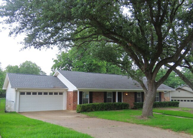 Building Photo - South Tyler! Lovely 3 Bedroom, 2 Bath House w/Garage