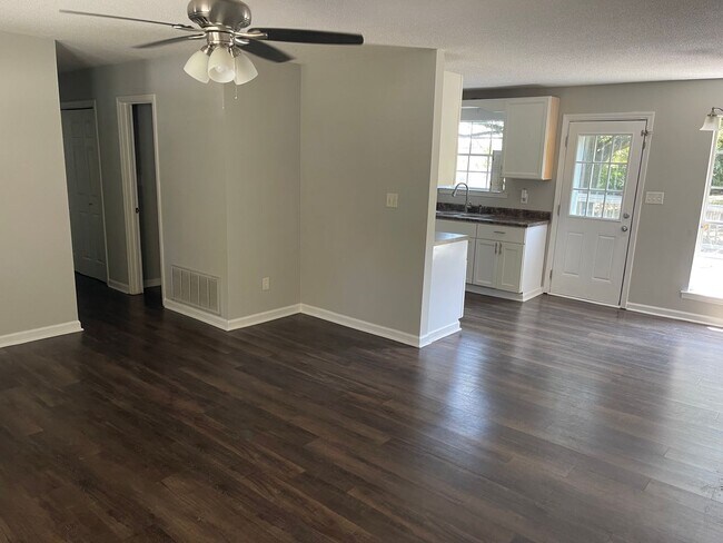 Building Photo - 3 bed, 2 bath large and flat fenced yard