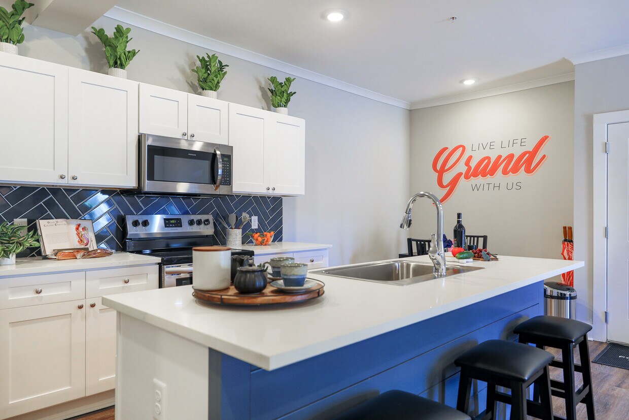 Pointe Grand Daytona 450 Jimmy Ann Dr Daytona Beach, FL