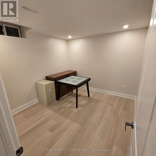 Building Photo - 129 Huntington Park Dr