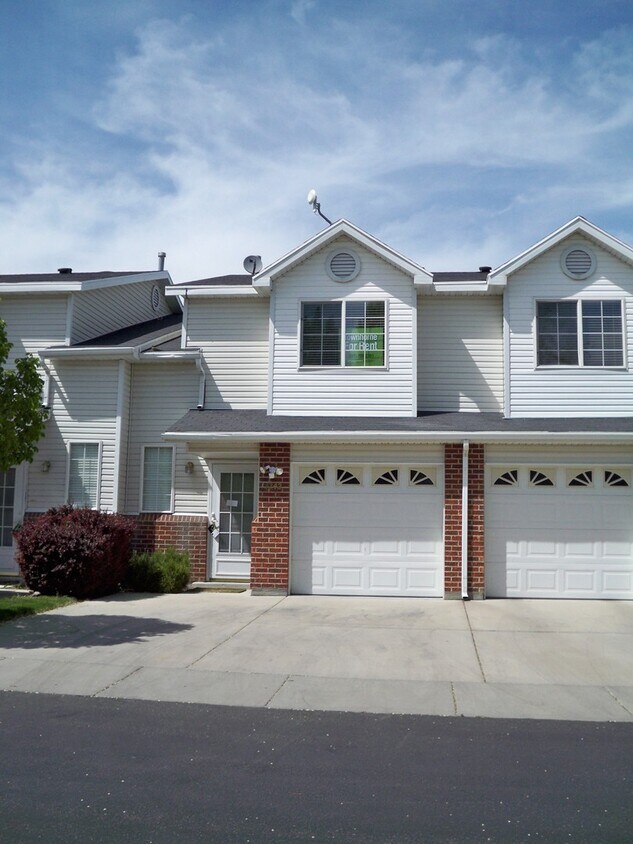 Foto principal - 3 Bedroom Townhome with Fenced Yard in Wes...