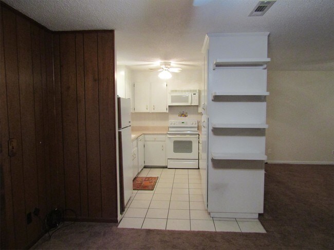 Building Photo - 201 Peartree Cir