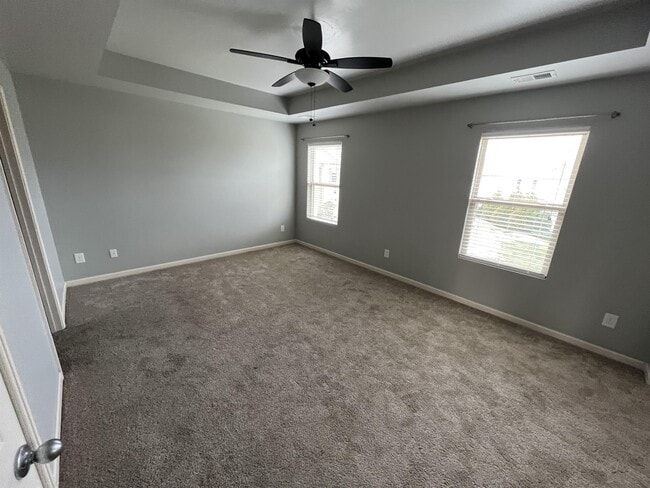 Building Photo - 913 Battleview Pl
