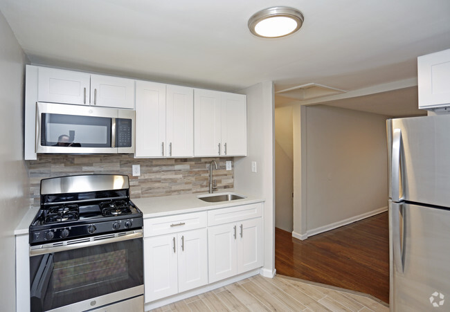 Interior Photo - 471 Tremont Ave