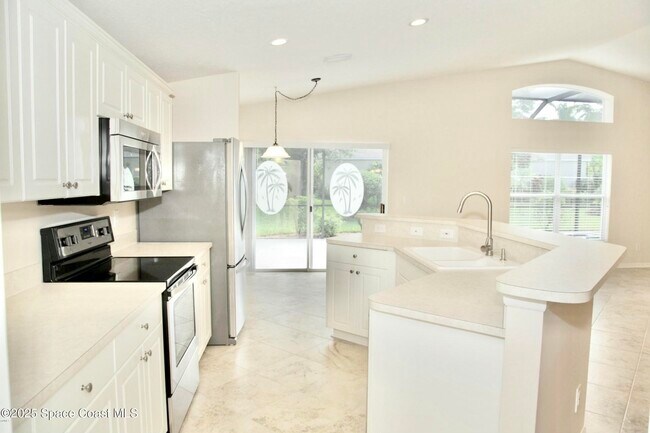 Building Photo - 974 Villa Dr