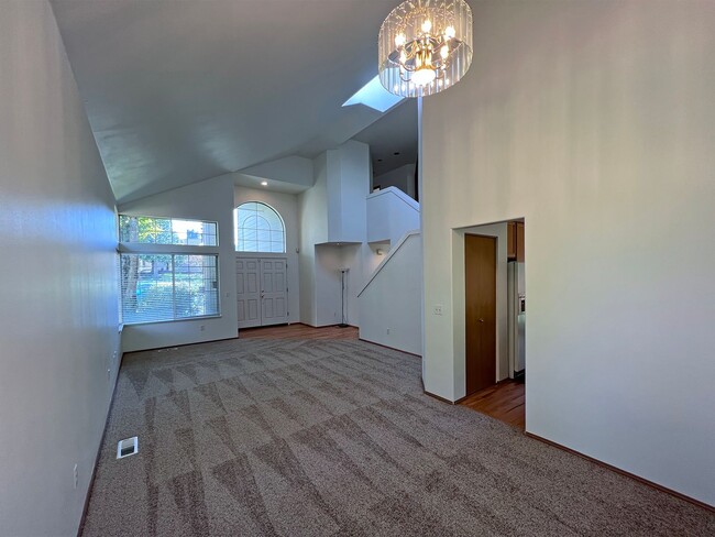 Building Photo - Beautiful 4 bedroom in Auburn