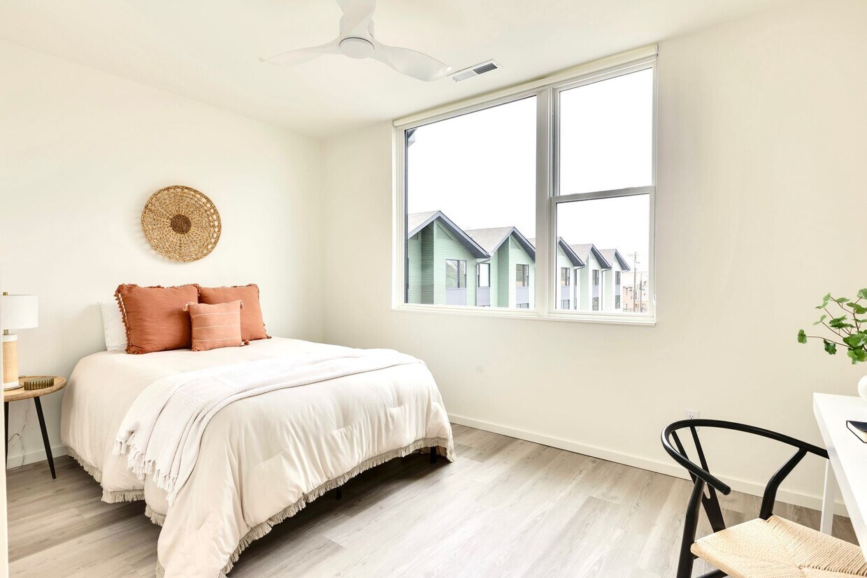 Primary Photo - Professional Co-Living - Master Room Renta...
