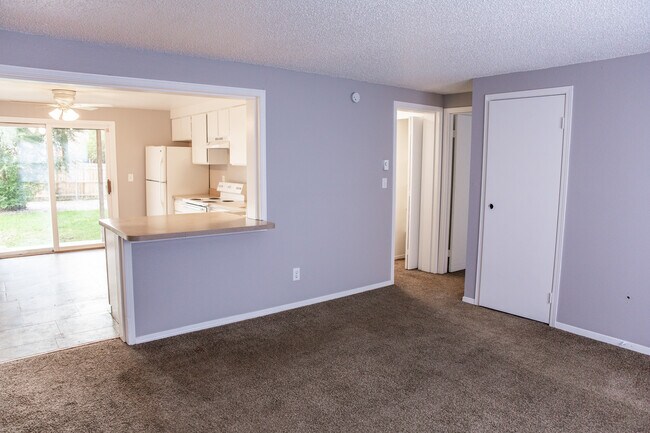 Family room looking into kitchen - 3595 S King St