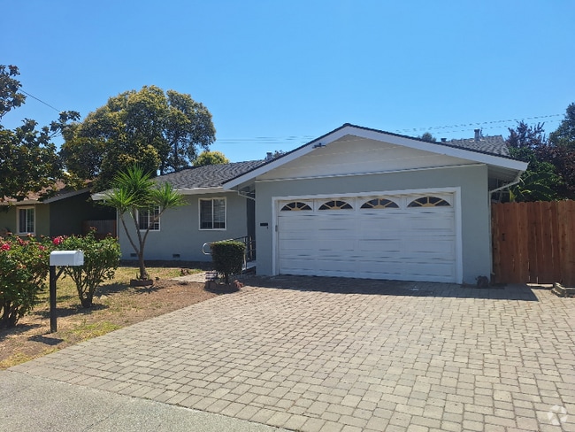 Building Photo - 333 Dahlia St