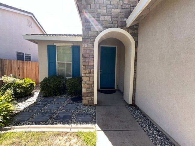 Building Photo - 3 Bed | 2 Bath | 1330SF | Tenant Pays $200...