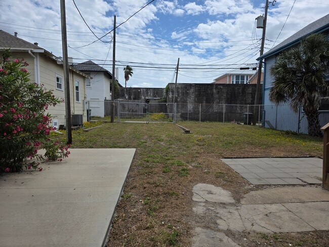 Foto del edificio - One block to the Beach!
