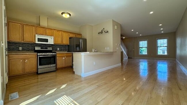 Building Photo - $1,800 | 2 Bedroom, 2.5 Bathroom House | P...