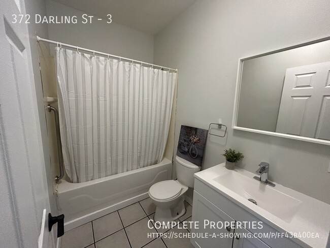 Building Photo - Bright and Sunny 1 Bedroom Unit with Brand...