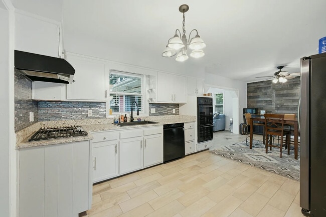 Building Photo - Room in House on Rollingwood Ct SE