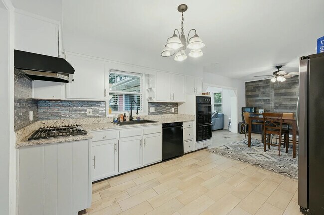 Foto del edificio - Room in House on Rollingwood Ct SE