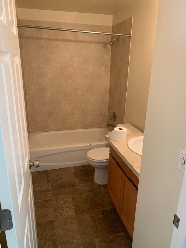 22509 30th Ave S Unit 8, Des Moines, WA 98198 Condo for Rent in Des Moines, WA