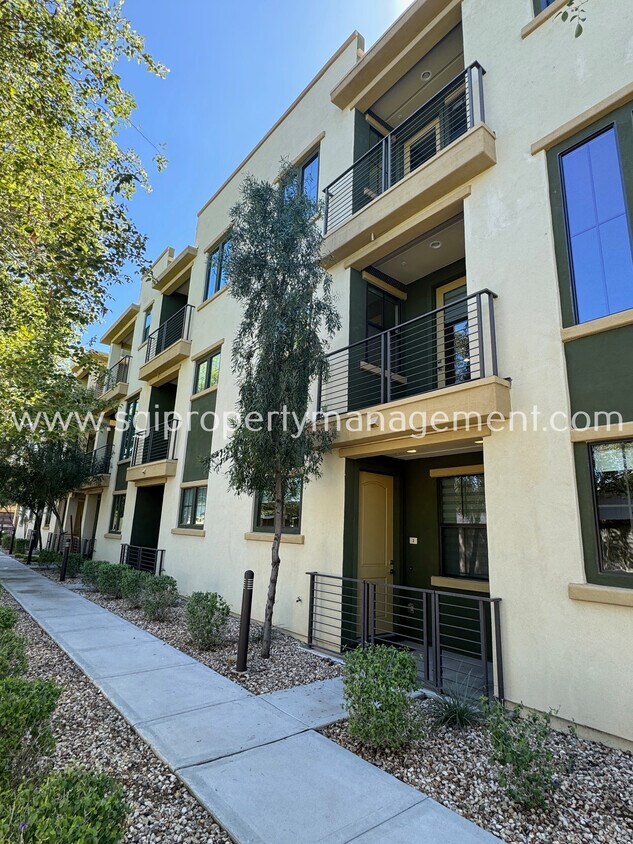 Primary Photo - Luxurious Biltmore Townhome