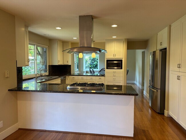 Building Photo - Large 4 Bedroom 3 bath Home, Plus Bonus Ro...