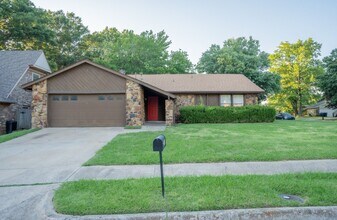 Building Photo - 1100 W Queens St