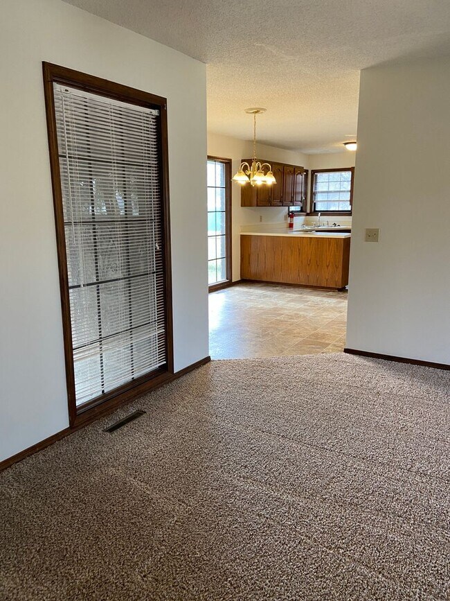 Building Photo - All brick 3 Bed, 2 Bath, 2 Car Garage Ranch