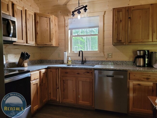Building Photo - Two Bedroom Cabin in Tennessee