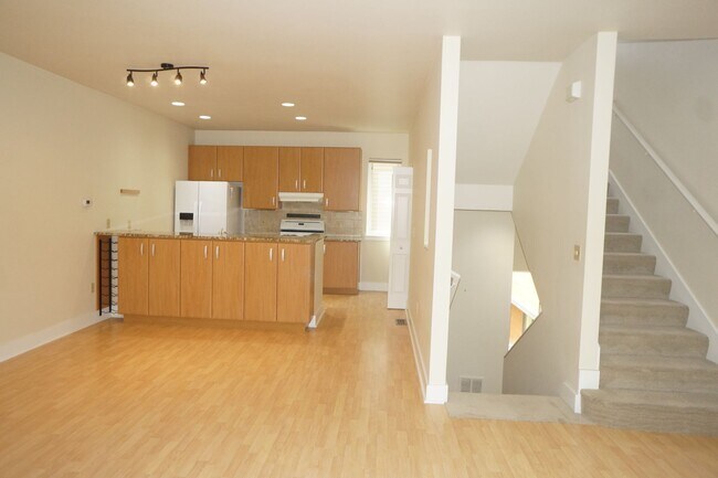 Foto del edificio - Beautiful 2 bedroom Belmont Condo. 3 Stories, 1 car garage, open floor plan, a/c. Amazing unit!