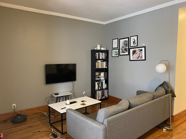 Building Photo - 1044 W Bryn Mawr Ave