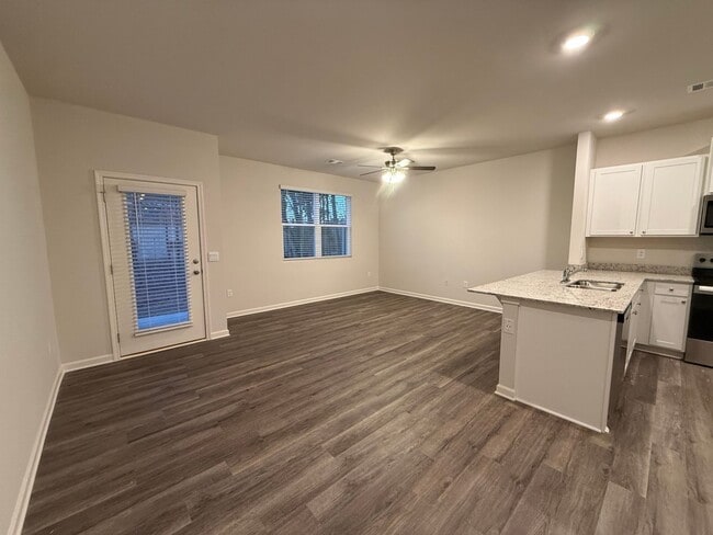 Building Photo - 3 Bedroom, 2.5 Bathroom- Townhouse in Armuchee!!