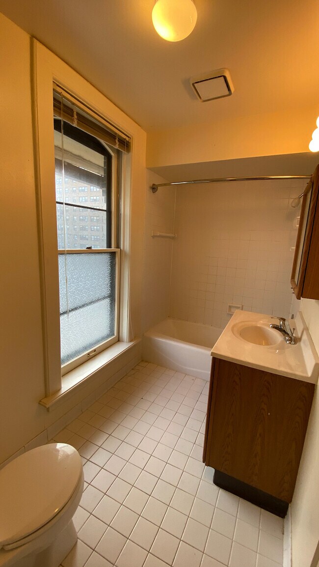 Building Photo - 1716 N Farwell Ave