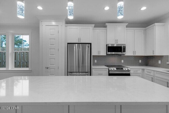 Foto del edificio - 8408 Warner Pl