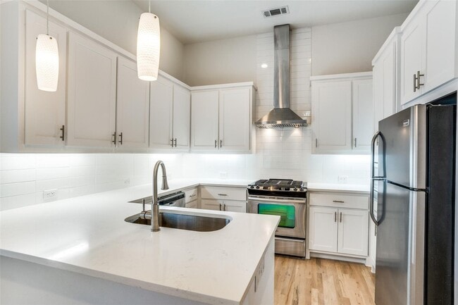 Building Photo - Charming Townhome off Henderson — Walkable to Shops & Dining, Pet-Friendly