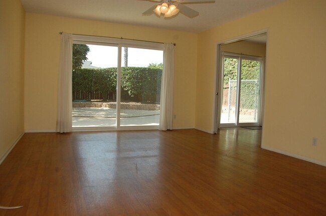 Foto del edificio - Large Home Near Magnolia Shopping Center